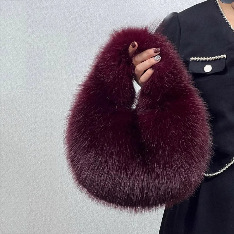 Bolsa Meia-Lua de Pelúcia – A Tendência Quentinha Que Você Vai Amar