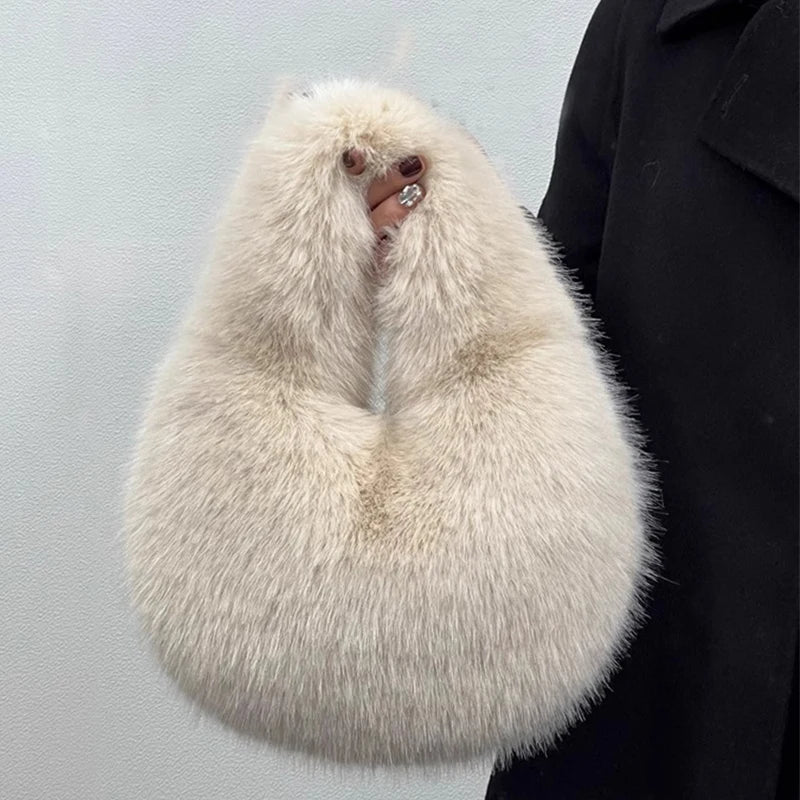 Bolsa Meia-Lua de Pelúcia – A Tendência Quentinha Que Você Vai Amar
