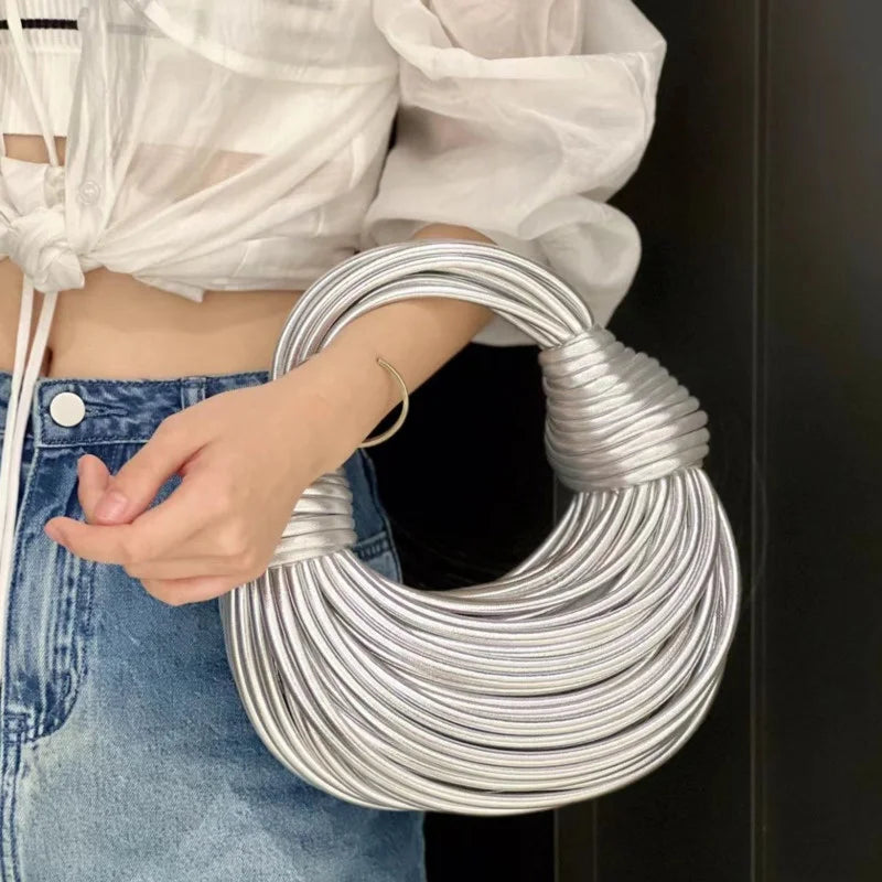 Bolsa em trança, nó estiloso e toque de glam