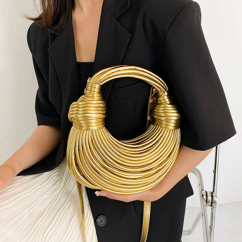 Bolsa em trança, nó estiloso e toque de glam