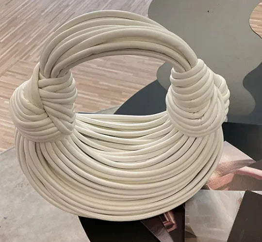 Bolsa em trança, nó estiloso e toque de glam