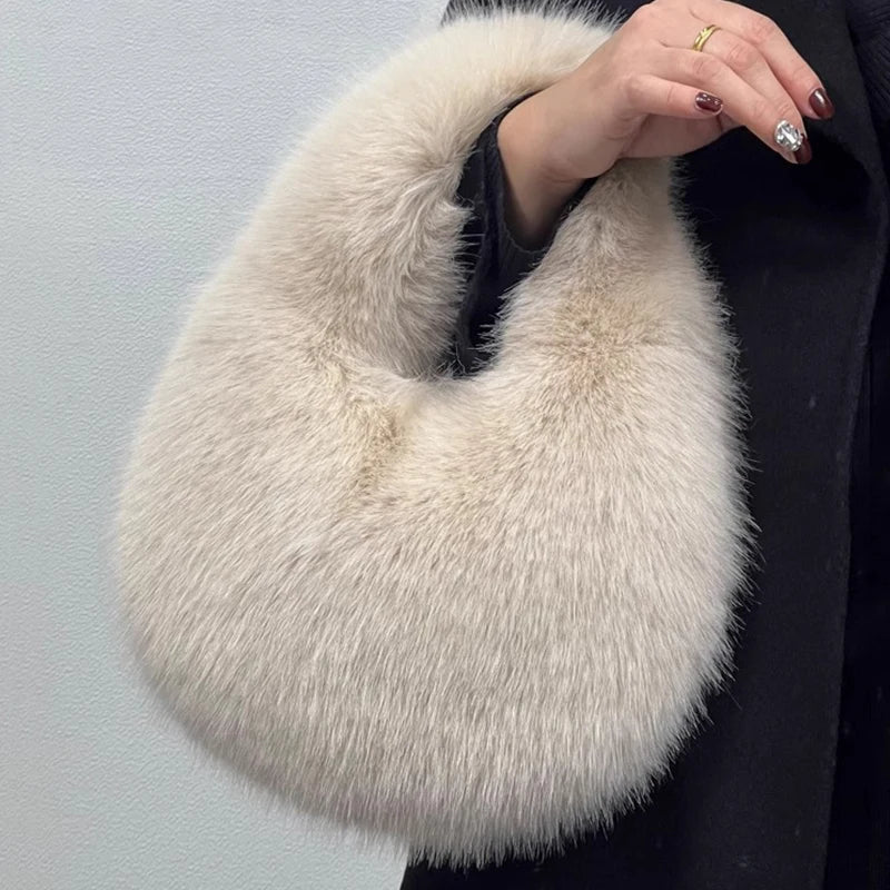 Bolsa Meia-Lua de Pelúcia – A Tendência Quentinha Que Você Vai Amar