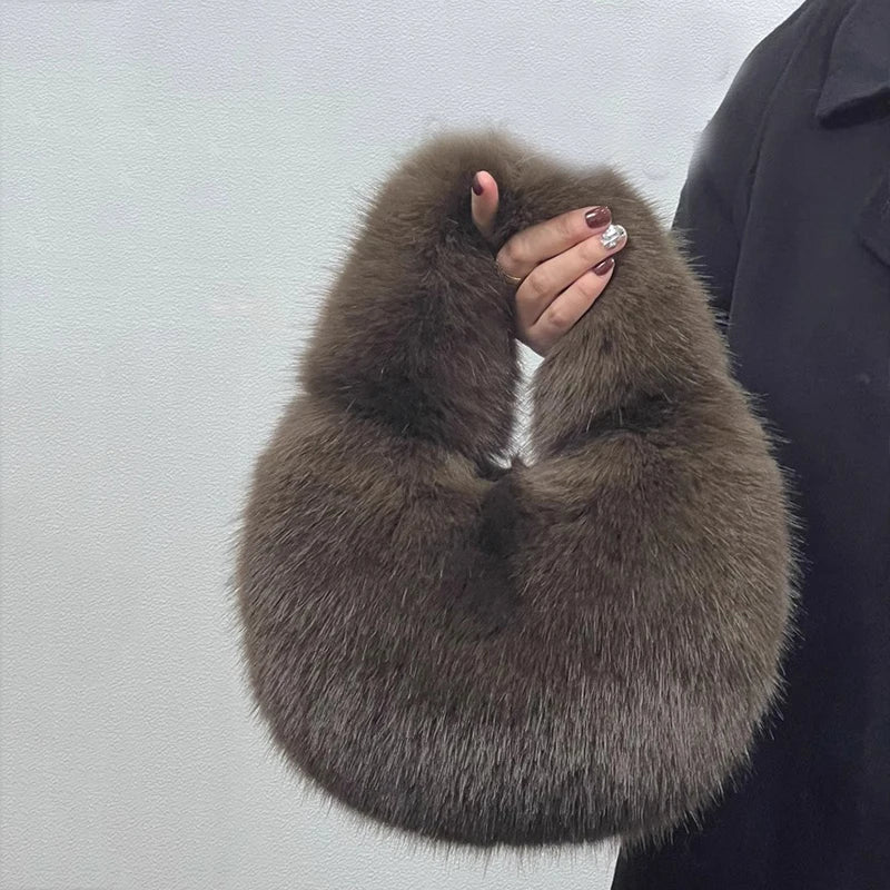 Bolsa Meia-Lua de Pelúcia – A Tendência Quentinha Que Você Vai Amar