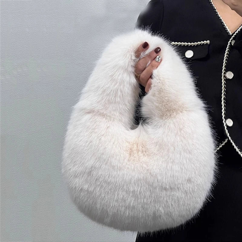 Bolsa Meia-Lua de Pelúcia – A Tendência Quentinha Que Você Vai Amar