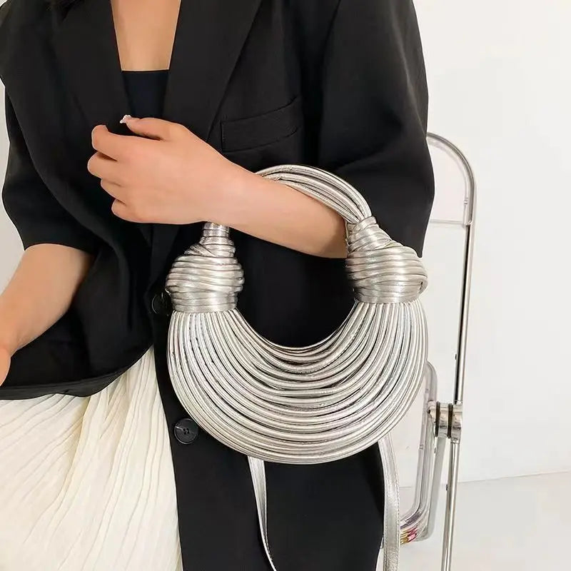 Bolsa em trança, nó estiloso e toque de glam