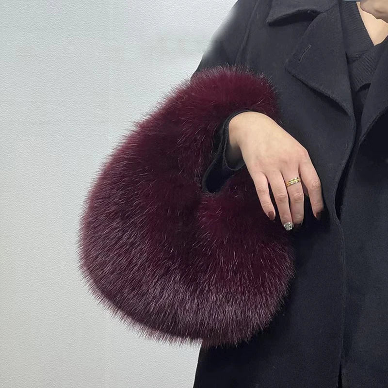 Bolsa Meia-Lua de Pelúcia – A Tendência Quentinha Que Você Vai Amar