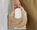 Bolsa em trança, nó estiloso e toque de glam