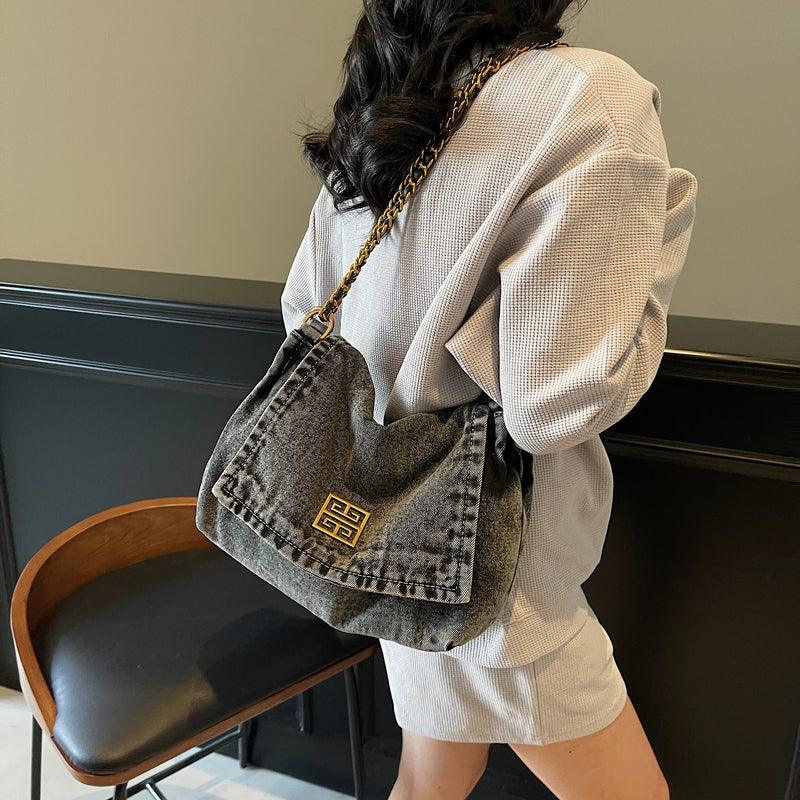 Bolsa Jeans com Corrente – Estilo Casual e Espaço de Sobra para o Dia a Dia