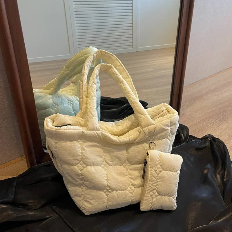 Bolsa Matelassê com Mini Bolsa – Leve, Espaçosa e Cheia de Estilo!