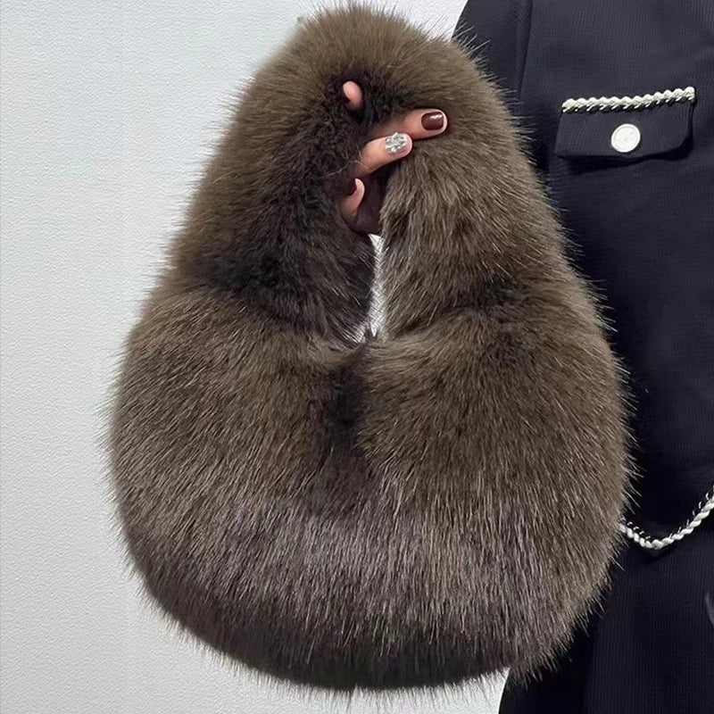 Bolsa Meia-Lua de Pelúcia – A Tendência Quentinha Que Você Vai Amar