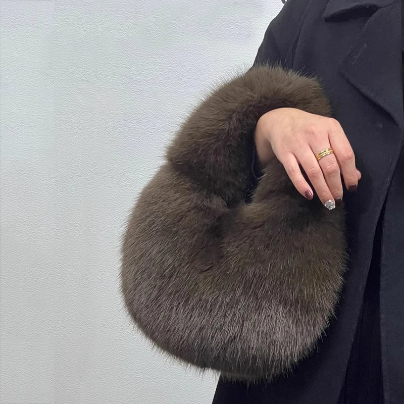 Bolsa Meia-Lua de Pelúcia – A Tendência Quentinha Que Você Vai Amar