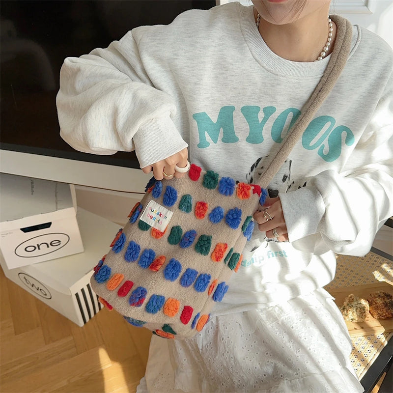 Bolsa Retro Plush Dots – Estilo Fofo, Toque Macio e Muito Espaço