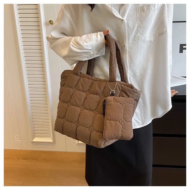 Bolsa Matelassê com Mini Bolsa – Leve, Espaçosa e Cheia de Estilo!