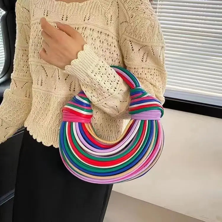 Bolsa em trança, nó estiloso e toque de glam