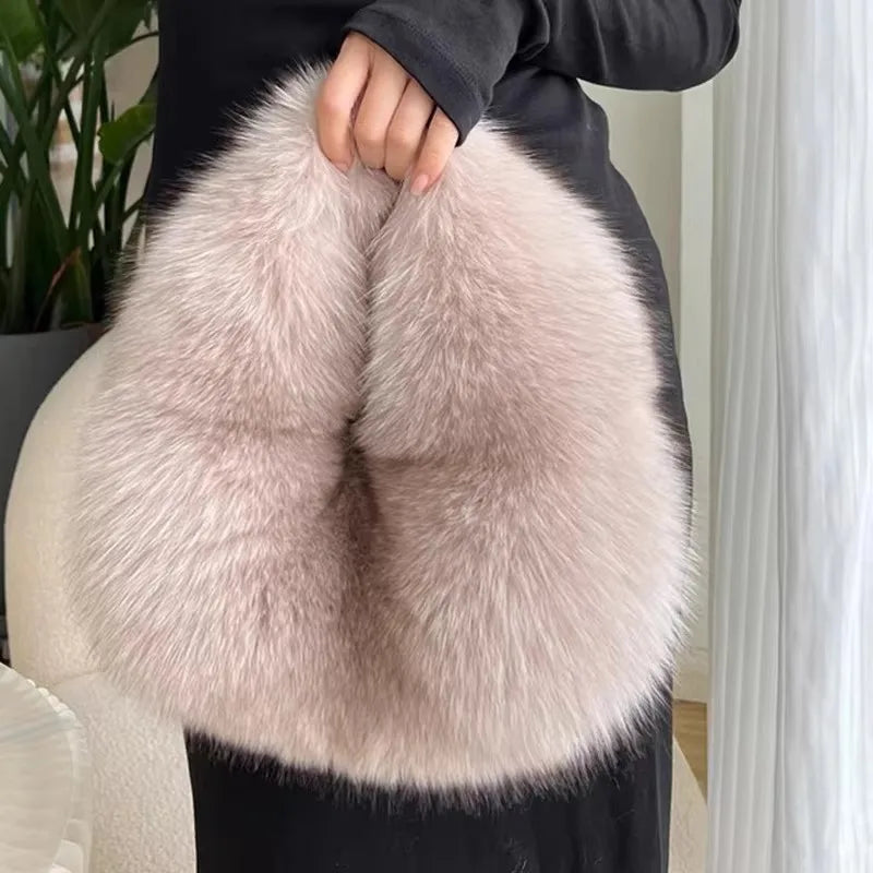 Bolsa Meia-Lua de Pelúcia – A Tendência Quentinha Que Você Vai Amar