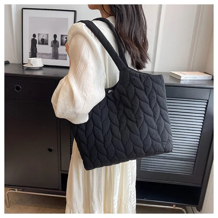 Bolsa Matelassê com Mini Bolsa – Leve, Espaçosa e Cheia de Estilo!