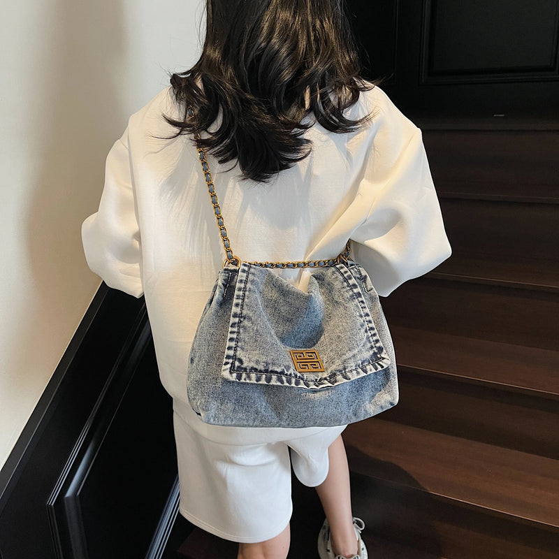 Bolsa Jeans com Corrente – Estilo Casual e Espaço de Sobra para o Dia a Dia