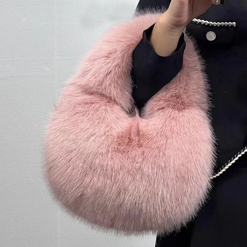 Bolsa Meia-Lua de Pelúcia – A Tendência Quentinha Que Você Vai Amar