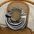 Bolsa em trança, nó estiloso e toque de glam