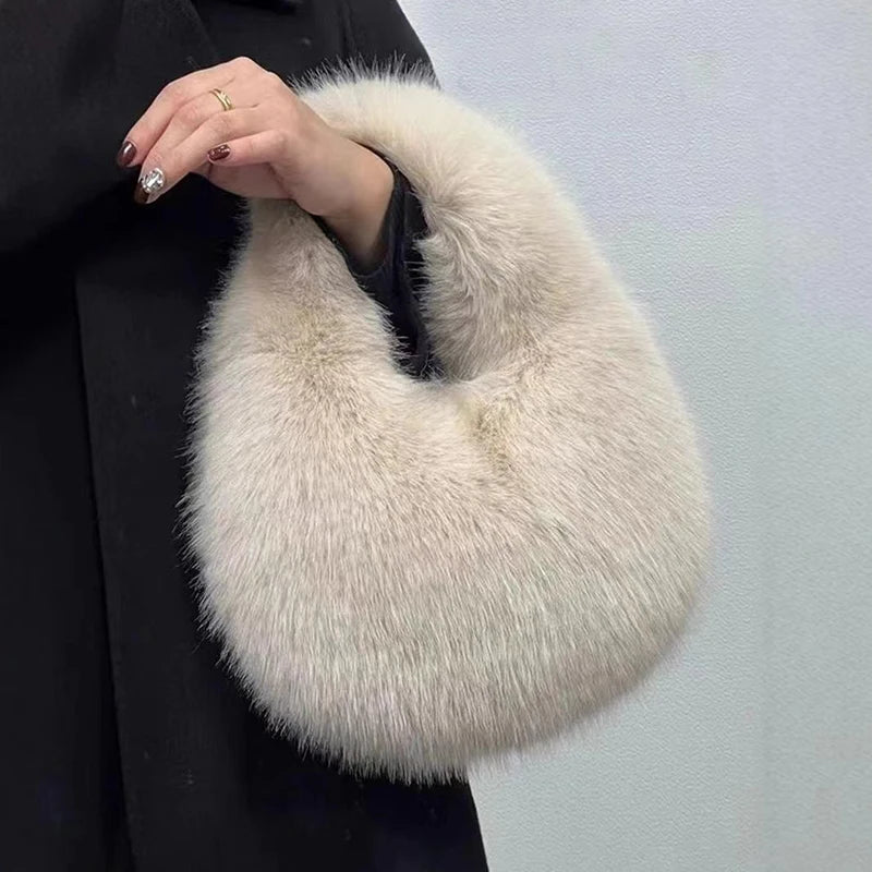 Bolsa Meia-Lua de Pelúcia – A Tendência Quentinha Que Você Vai Amar
