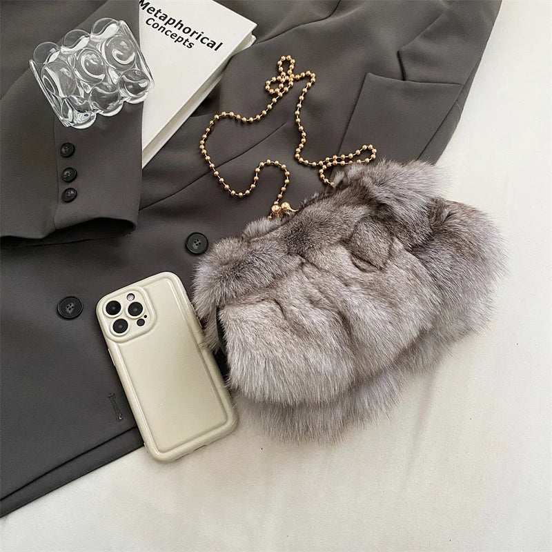 Bolsa de Pelúcia Luxuosa – Elegância e Sofisticação para Suas Noites de Inverno
