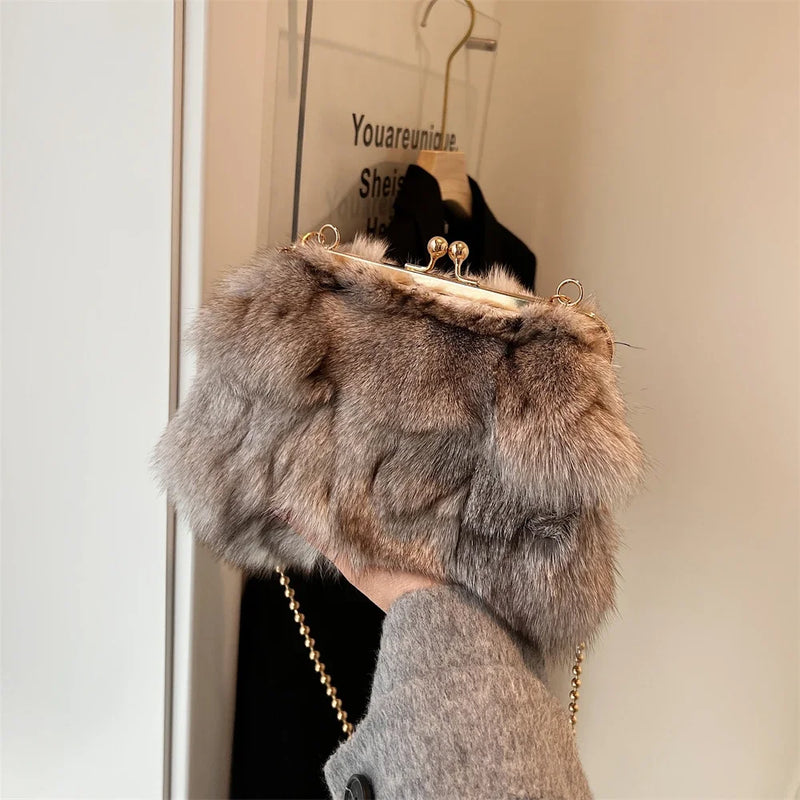Bolsa de Pelúcia Luxuosa – Elegância e Sofisticação para Suas Noites de Inverno