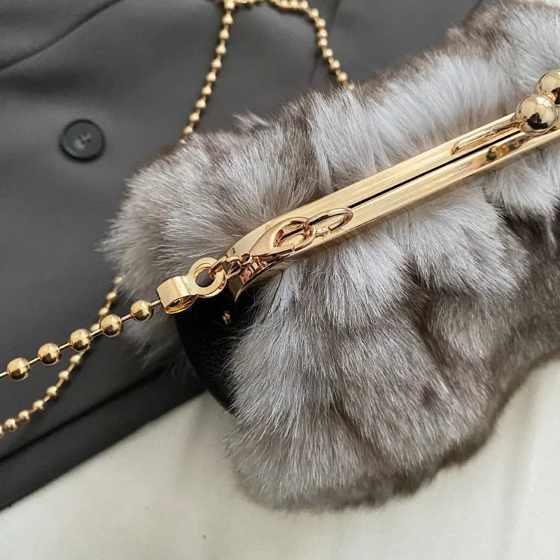 Bolsa de Pelúcia Luxuosa – Elegância e Sofisticação para Suas Noites de Inverno
