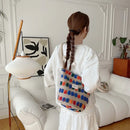 Bolsa Retro Plush Dots – Estilo Fofo, Toque Macio e Muito Espaço