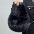 Bolsa Meia-Lua de Pelúcia – A Tendência Quentinha Que Você Vai Amar