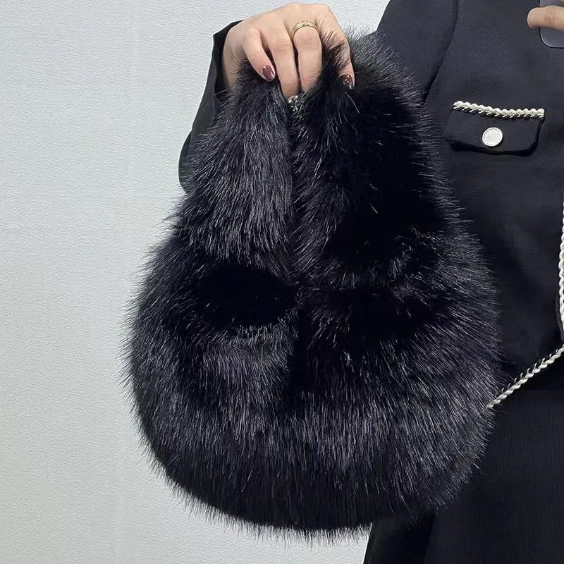 Bolsa Meia-Lua de Pelúcia – A Tendência Quentinha Que Você Vai Amar