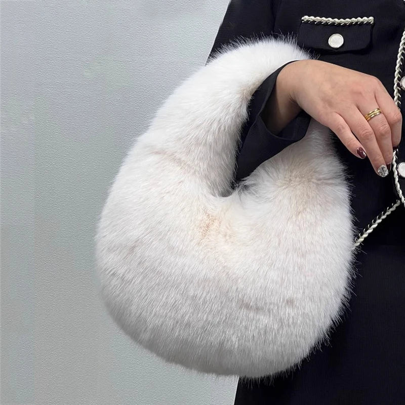 Bolsa Meia-Lua de Pelúcia – A Tendência Quentinha Que Você Vai Amar