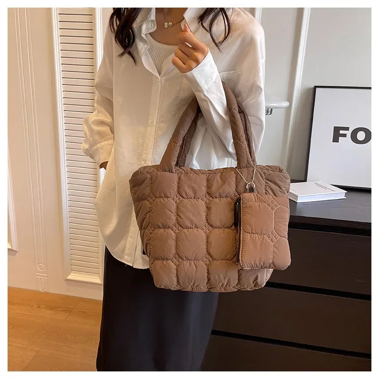 Bolsa Matelassê com Mini Bolsa – Leve, Espaçosa e Cheia de Estilo!