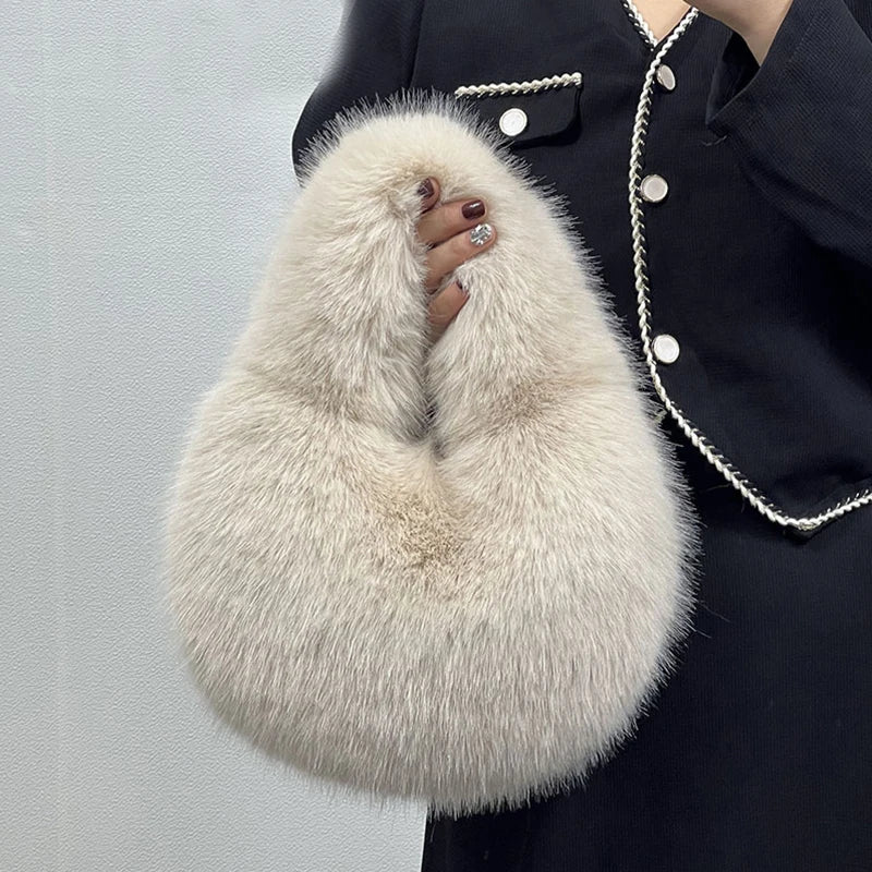 Bolsa Meia-Lua de Pelúcia – A Tendência Quentinha Que Você Vai Amar
