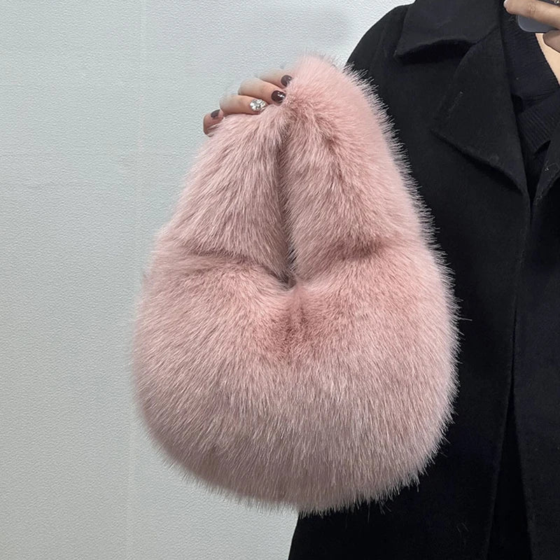 Bolsa Meia-Lua de Pelúcia – A Tendência Quentinha Que Você Vai Amar