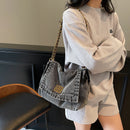 Bolsa Jeans com Corrente – Estilo Casual e Espaço de Sobra para o Dia a Dia