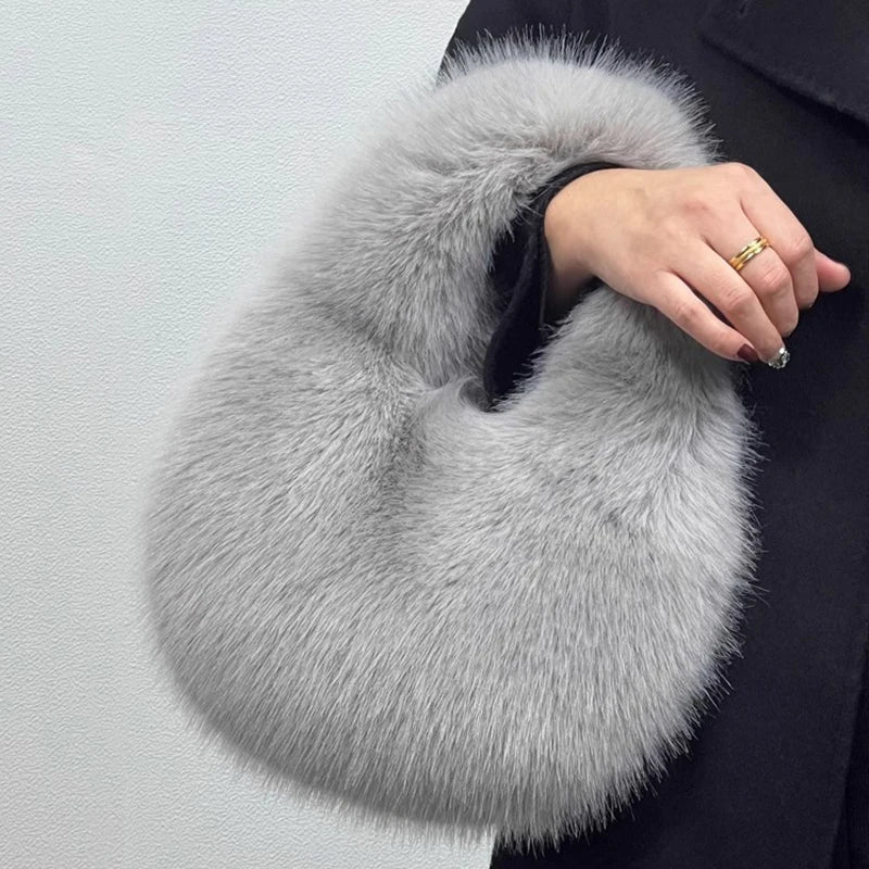 Bolsa Meia-Lua de Pelúcia – A Tendência Quentinha Que Você Vai Amar