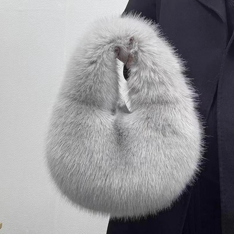 Bolsa Meia-Lua de Pelúcia – A Tendência Quentinha Que Você Vai Amar