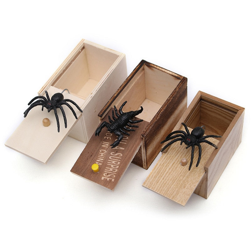 Pegadinha brincadeira da aranha escondida na caixa